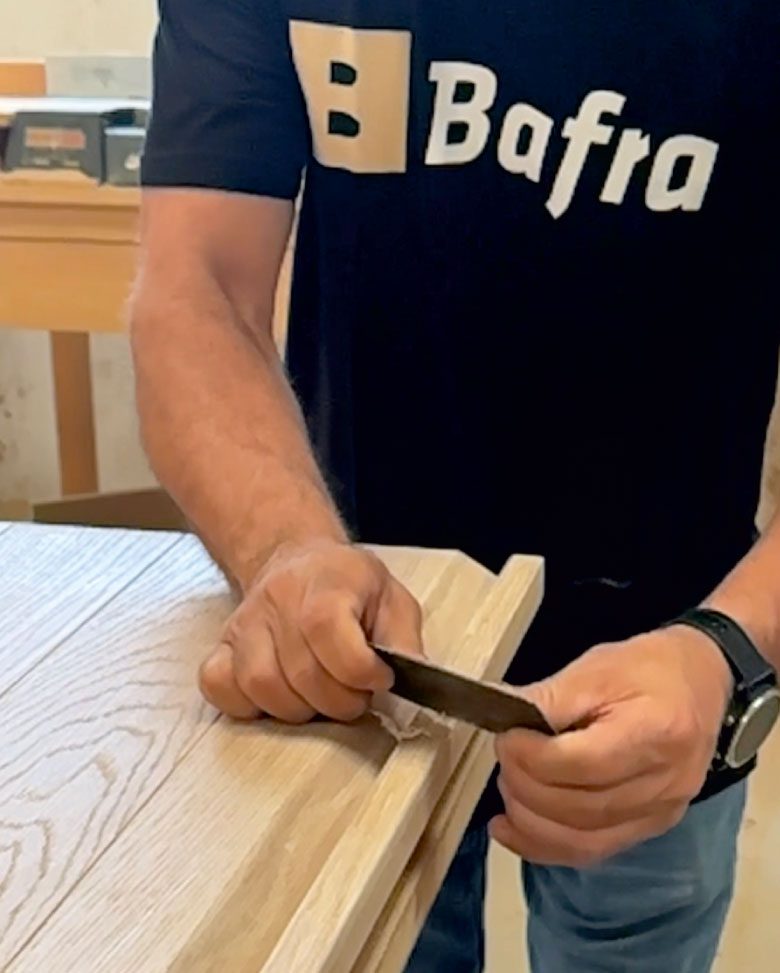 carpintero lijando