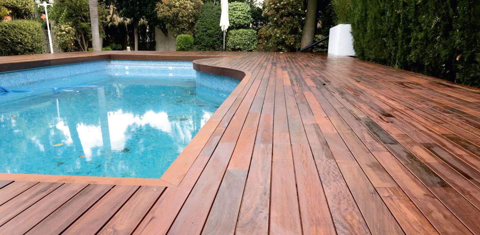 piscina recubrimiento madera